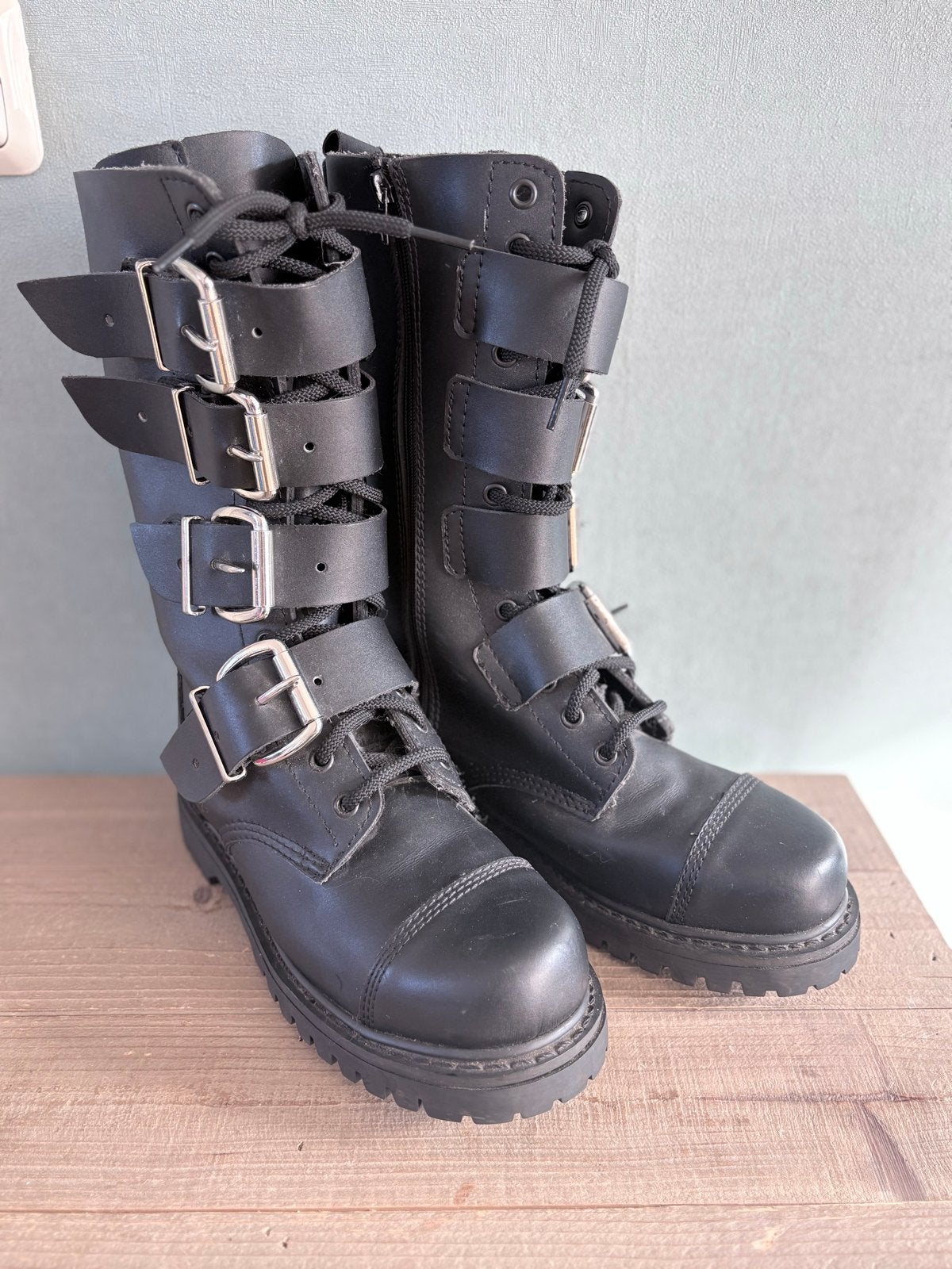 Zwarte leren gesp laarzen - Hard Leather Stuff gotic, Ophalen of Verzenden, Zo goed als nieuw, Zwart, Hoge laarzen