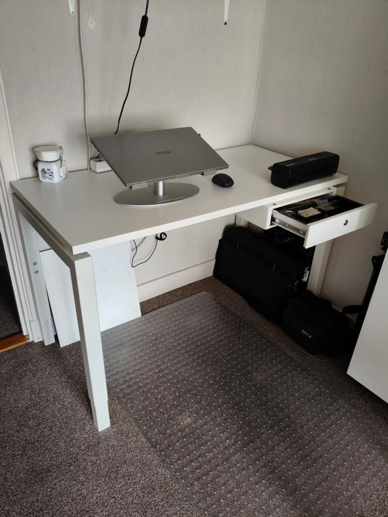 In hoogte verstelbaar bureau 120x60 cm met afsluitbare lade, Huis en Inrichting, Bureaus, Ophalen, In hoogte verstelbaar, Zo goed als nieuw