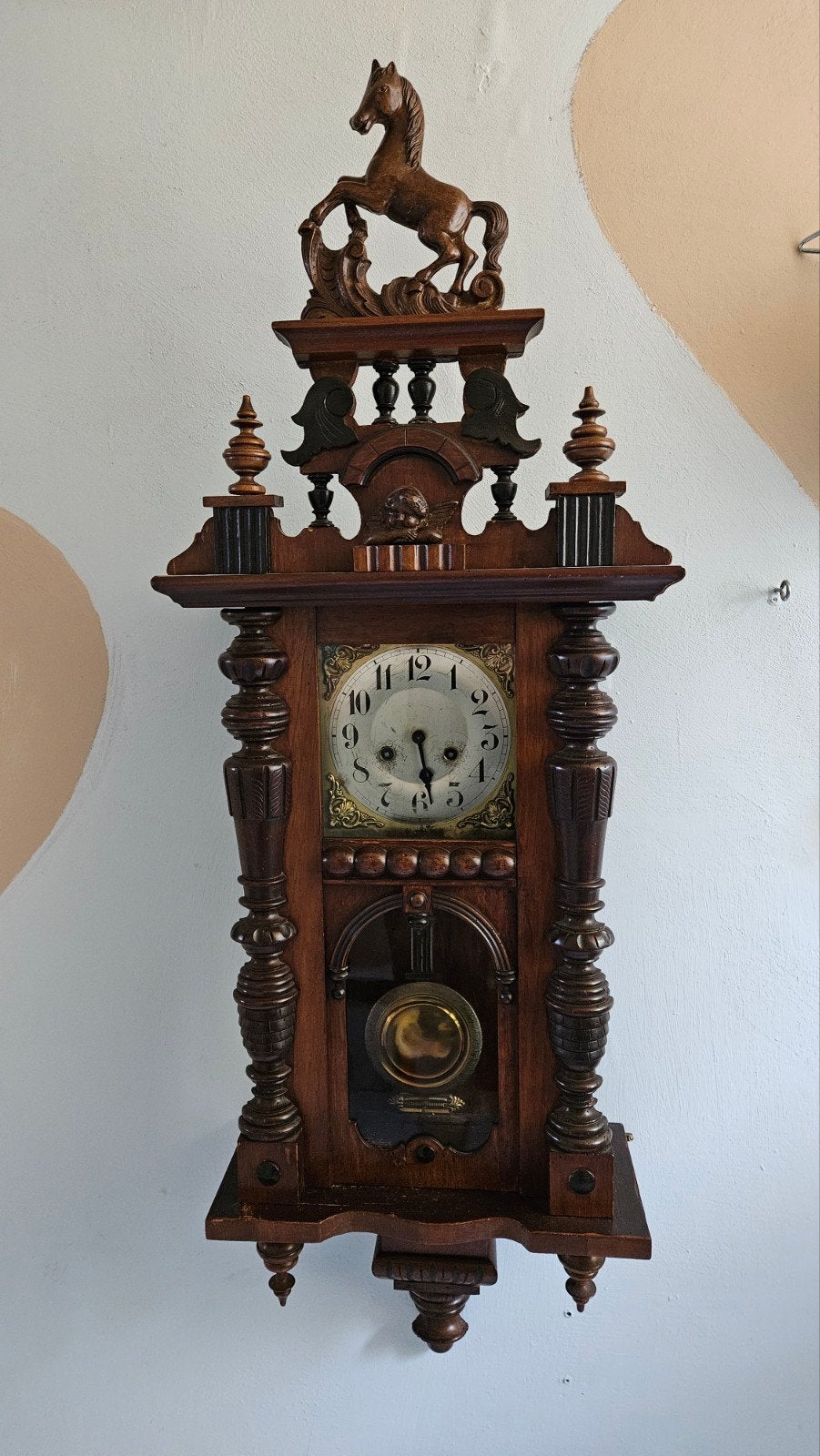 Antieke wandklok met paard, houtsnijwerk, Ophalen