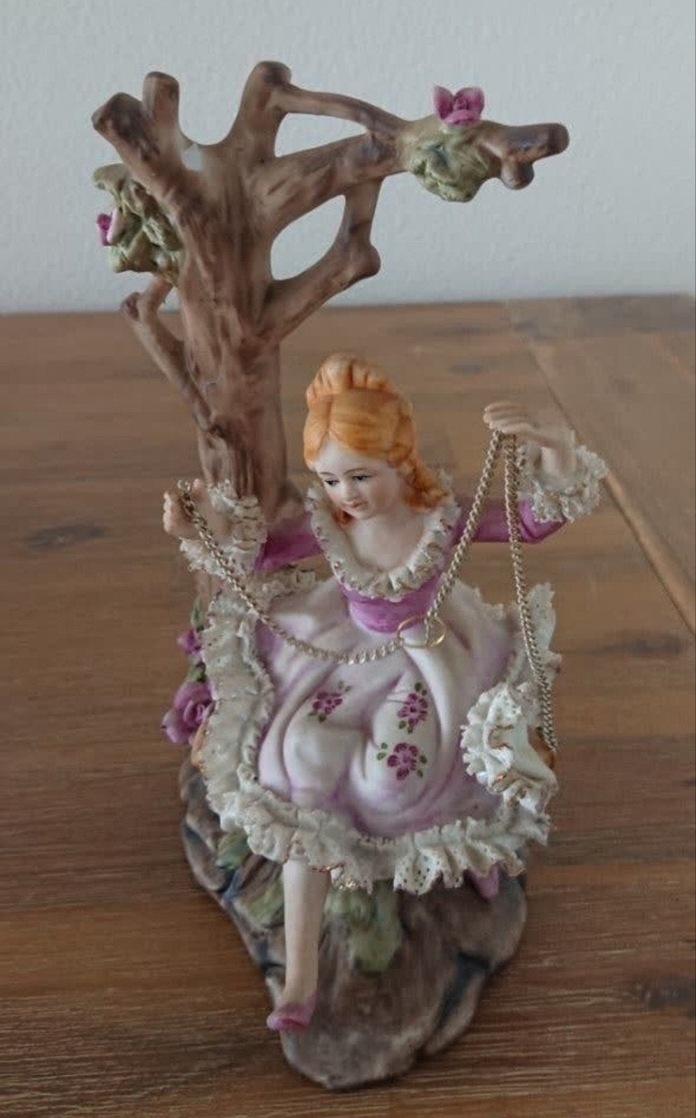 Prachtig beeldje van dame aan schommel, Ophalen of Verzenden, Zo goed als nieuw, Mens