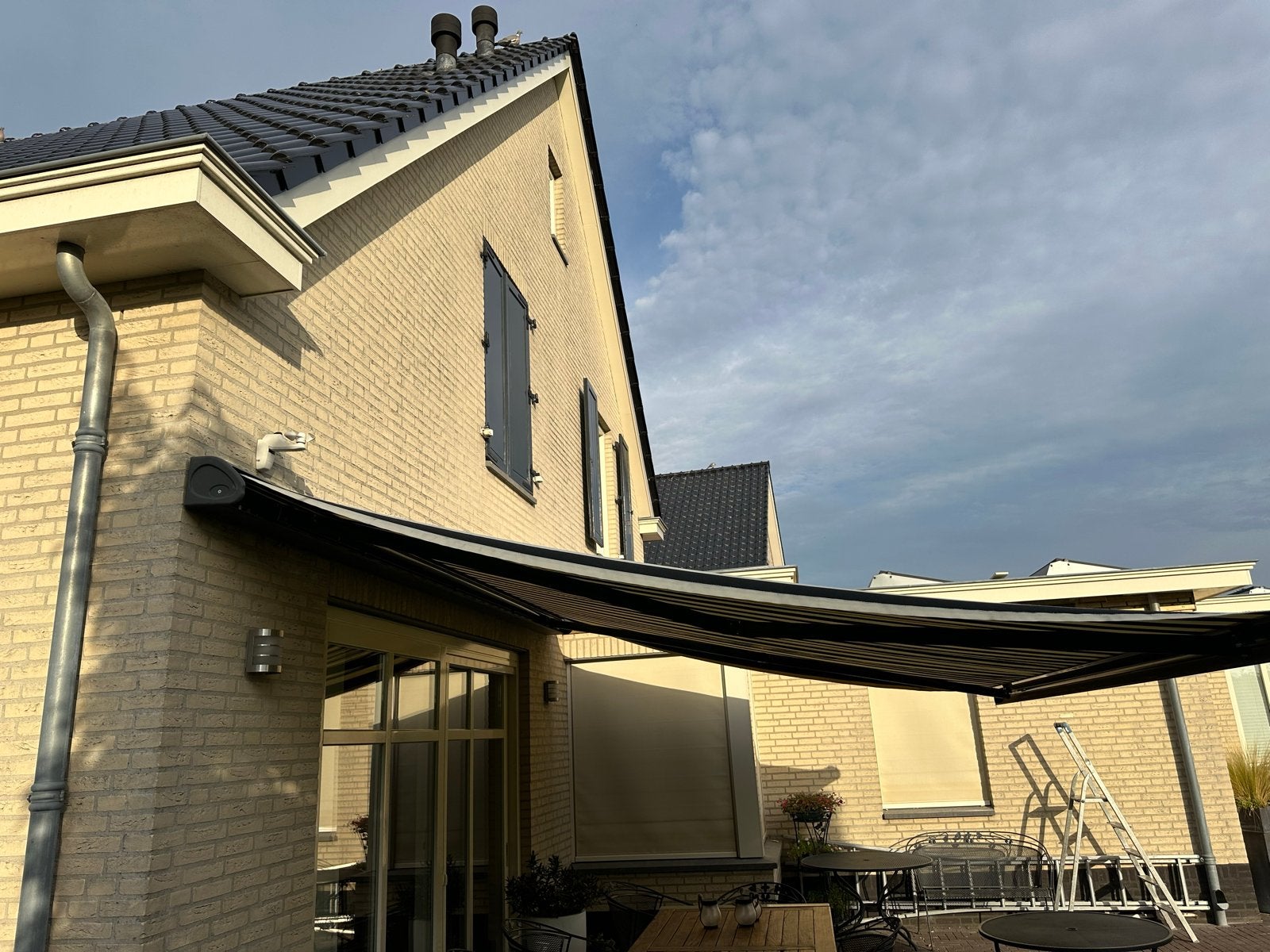 Zonnescherm knikarm zwart/geel gestreept, Gebruikt, 450 cm of meer, Elektrisch, Ophalen of Verzenden