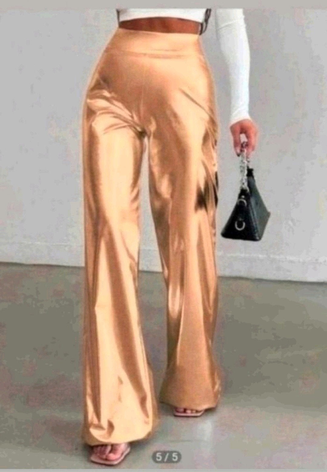 Nieuw. Goudkleurige flared broek met stretch. Maat XS/S, Kleding | Dames, Broeken en Pantalons, Overige kleuren, Nieuw, Ophalen of Verzenden