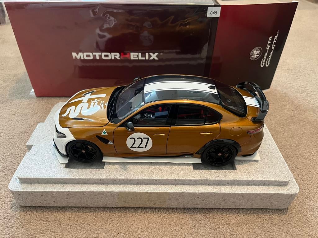Alfa Romeo Giulia GtaM Orca GT Gold. Motorhelix 1:18 #227, Ophalen of Verzenden, Zo goed als nieuw, Overige merken