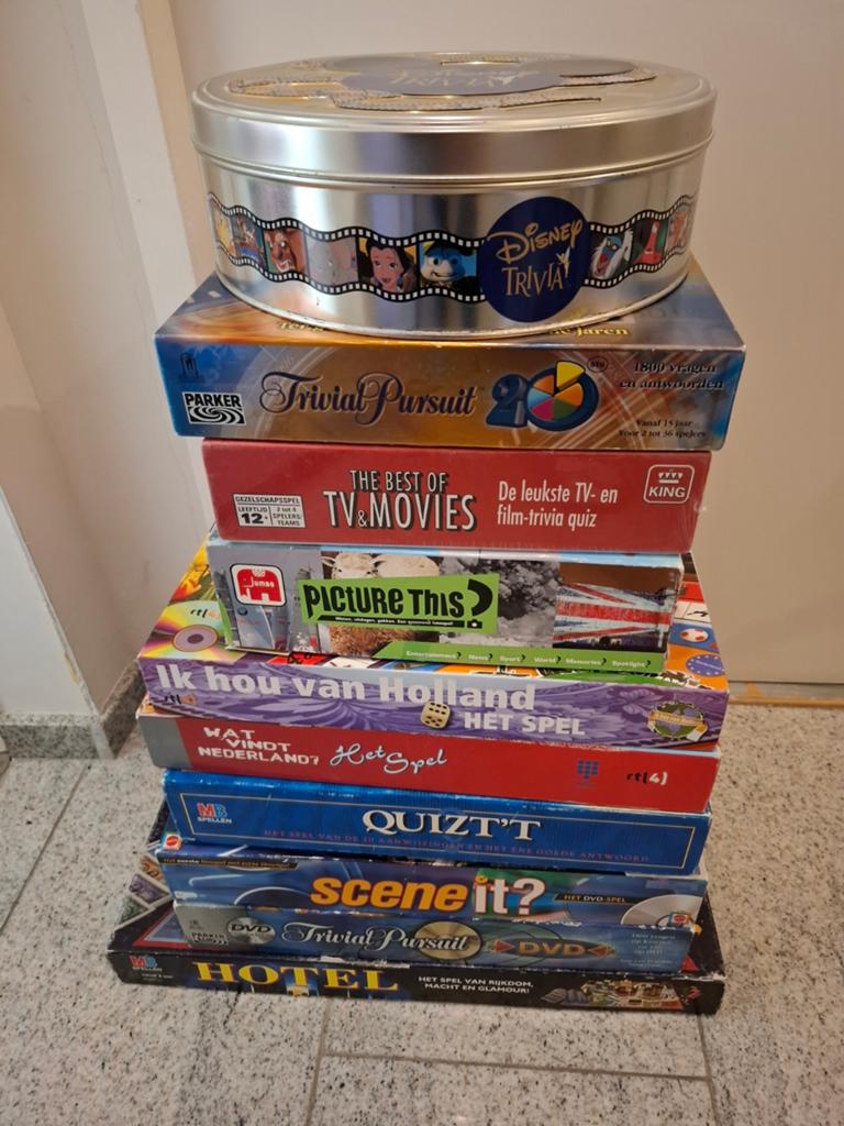 Diverse gezelschapsspellen - Trivial Pursuit, Disney Trivia, Vijf spelers of meer, Ophalen of Verzenden, Gebruikt