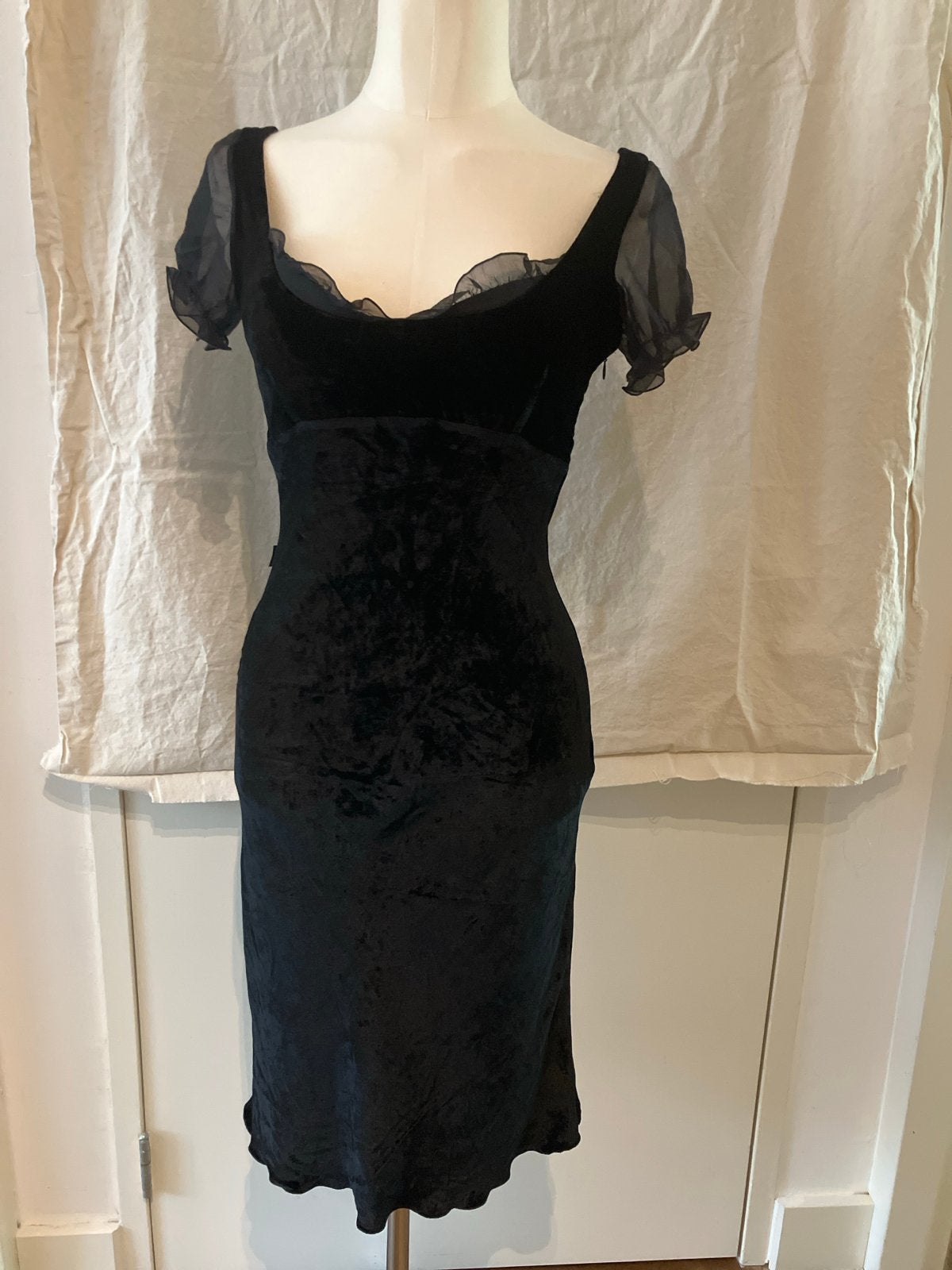 Moschino Jeans Zwarte Fluwelen Jurk met Organza Mouwen, Ophalen, Zwart, Zo goed als nieuw, Maat 36 (S)
