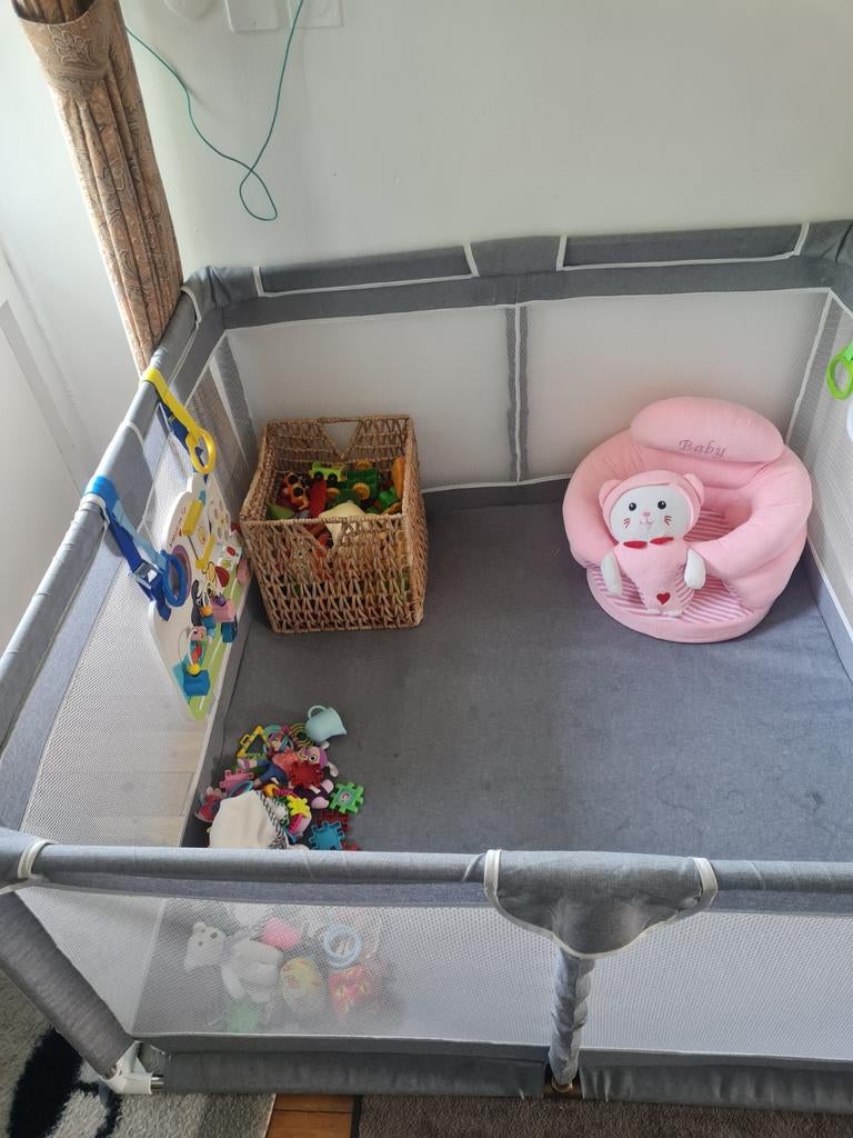 Ruime babybox met speelgoed en zitje, Kinderen en Baby's, Boxen, Ophalen of Verzenden