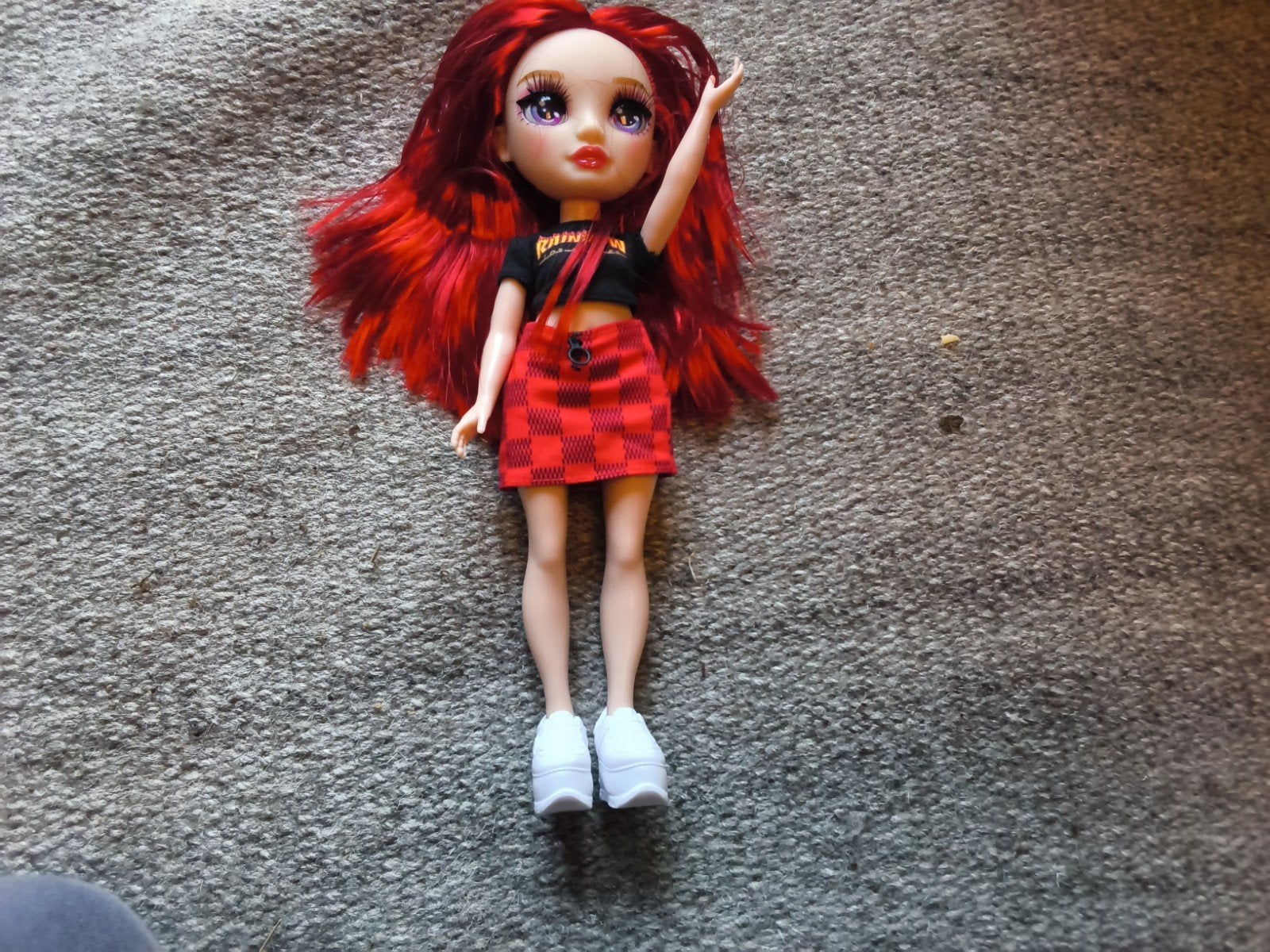 Rainbow High pop met rood haar en geruite rok, Ophalen of Verzenden, Gebruikt, Overige typen