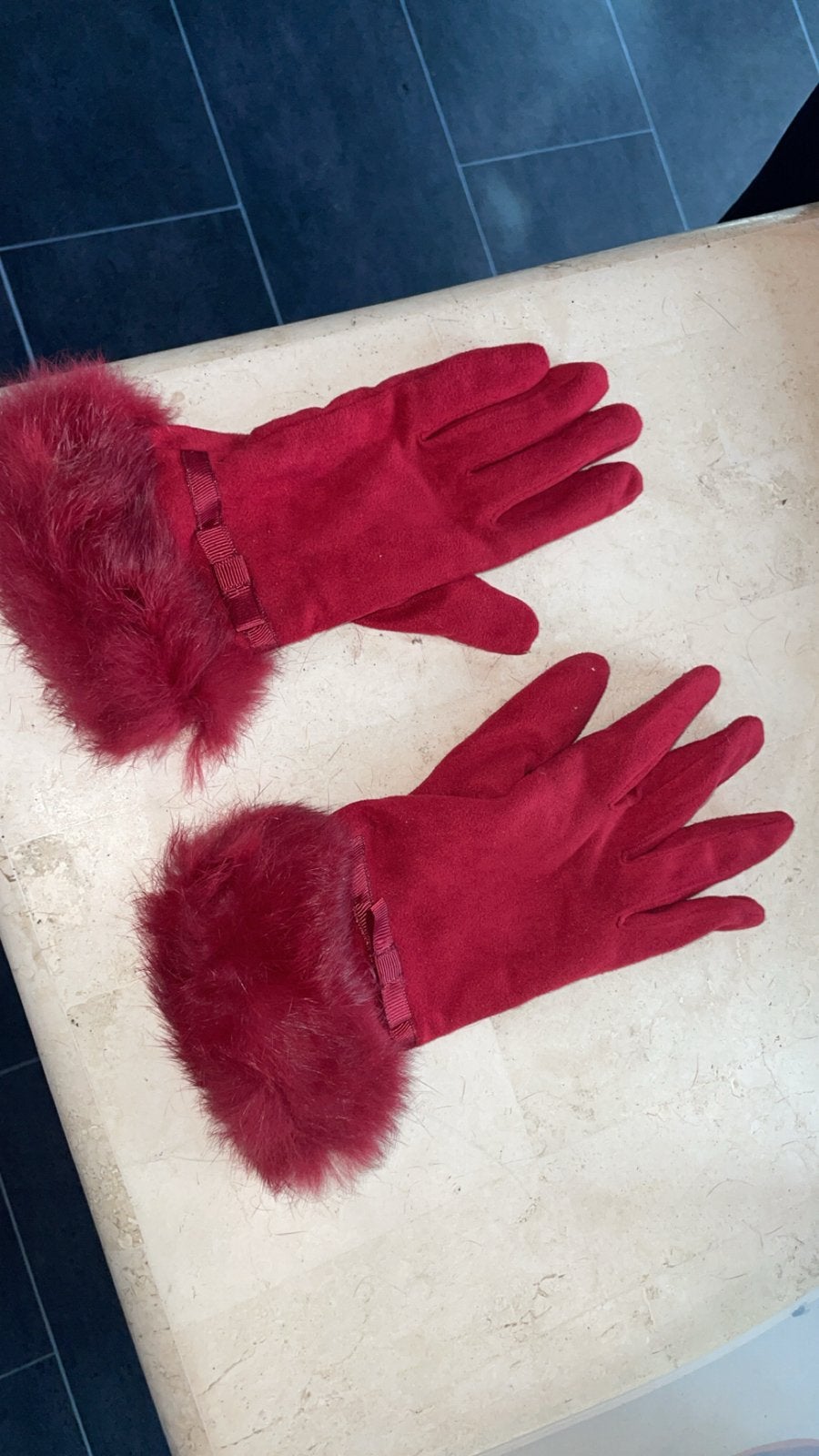 Rode handschoenen met bont, Kleding | Dames, Ophalen of Verzenden, Nieuw, Maat 38/40 (M), Handschoenen