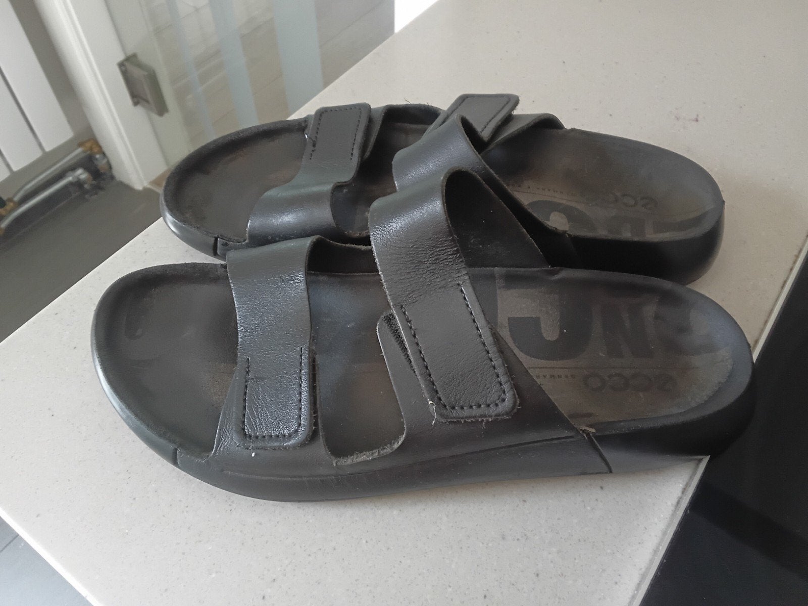 Ecco damesslippers maat 39 zwart, leer met rubberen zool., Kleding | Dames, Schoenen, Ophalen of Verzenden, Zo goed als nieuw