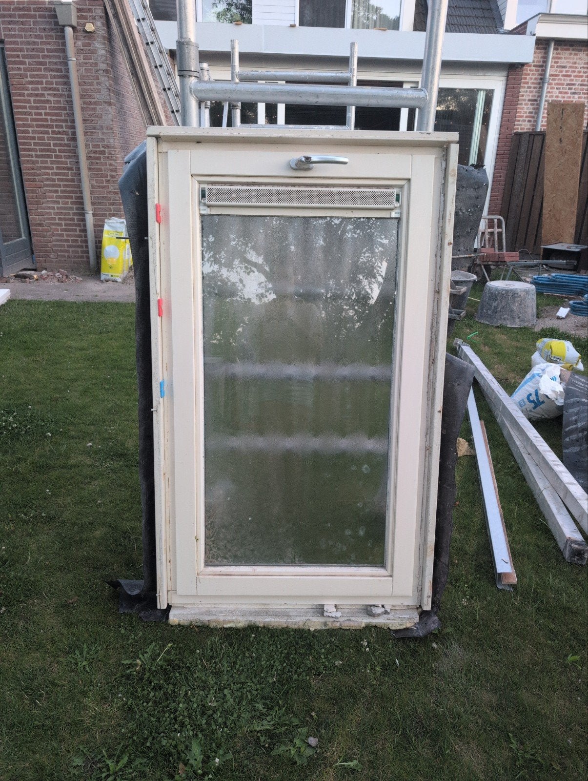 Hardhouten kozijn met valraam en ventilatierooster, Gevelraam of Ruit, Gebruikt, 80 tot 120 cm, 120 tot 160 cm