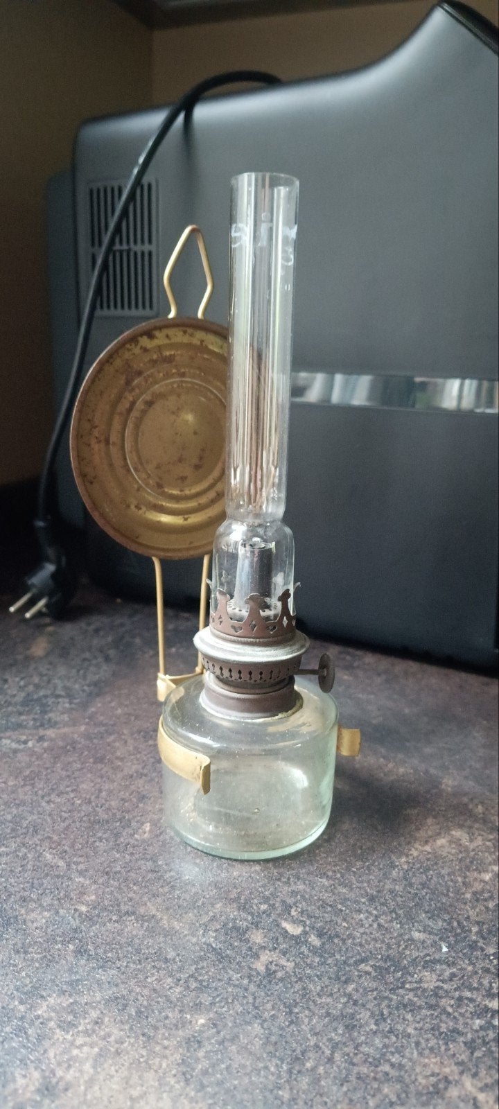 Antieke olielamp met glazen cilinder en metalen reflector, Ophalen of Verzenden