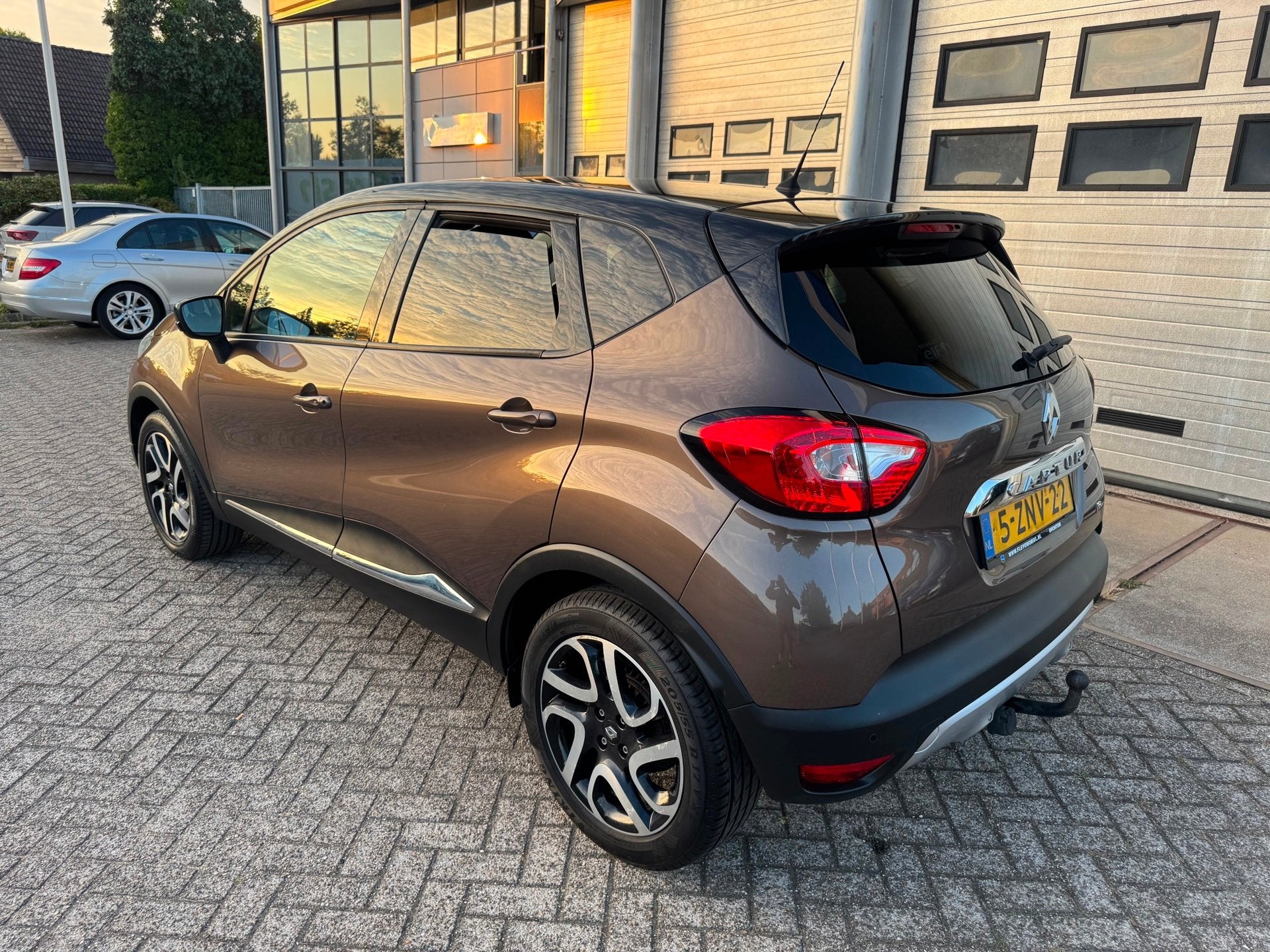 Renault Captur 0.9 TCe Helly Hansen Airco, Trekhaak, Navigat, Auto's, Renault, Voorwielaandrijving, Gebruikt, Bruin, 49 €/maand
