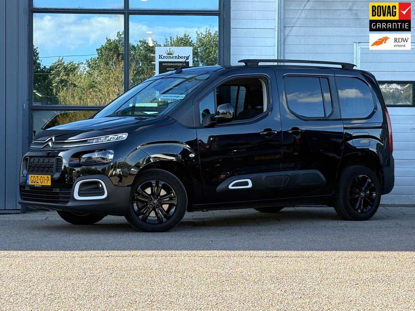 Citroen Berlingo 1.2 PureTech Shine| CARPLAY| CAMERA| NAP, Auto's, Dealer onderhouden, Gebruikt, 1199 cc, Zwart