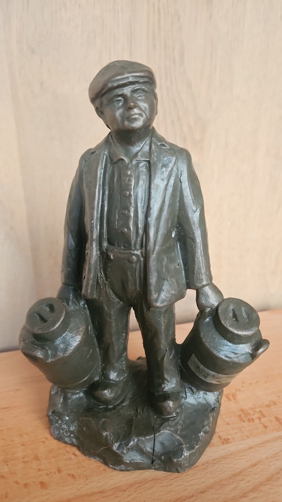 Beeldje melkboer met melkbussen, Ophalen of Verzenden