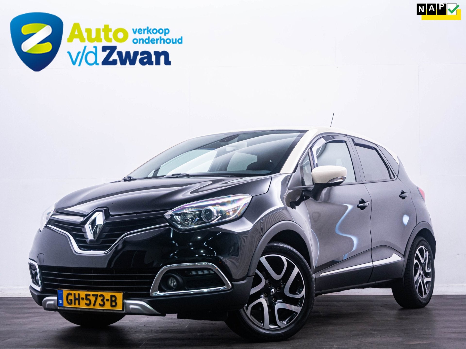 Renault Captur 0.9 TCe Helly Hansen PDC|Clima|Cruise|Keyless, Auto's, Voorwielaandrijving, Gebruikt, Zwart, Leder en Stof