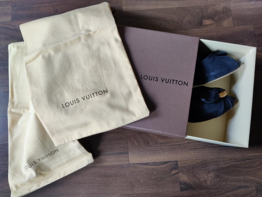 Louis Vuitton pumps zwart suède goudkleurige gesp  maat 39, Pumps, Zwart, Louis Vuitton, Ophalen of Verzenden