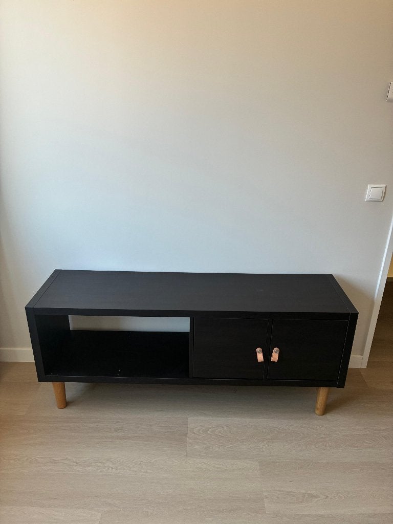 Zwart tv-meubel met opbergruimte en houten poten, Ophalen, Gebruikt, 100 tot 150 cm, Scandinavisch