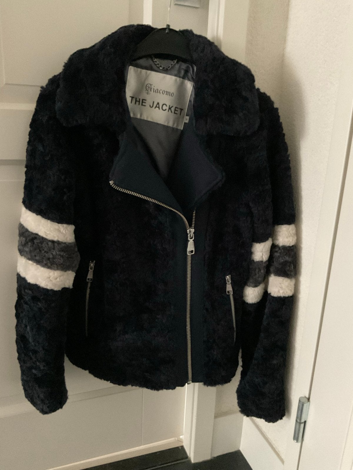 Giacomo The Jacket - Donkerblauwe teddy jas met strepen, Ophalen of Verzenden, Zo goed als nieuw, Maat 38/40 (M), Blauw