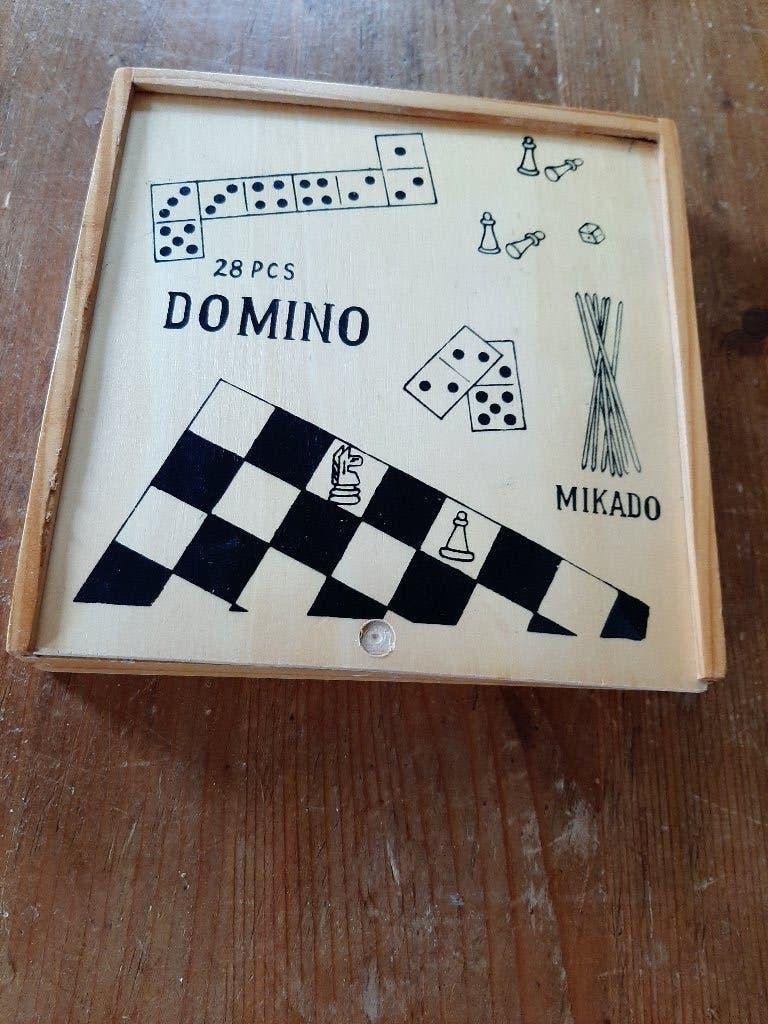 Houten kistje met meerdere spellen er in . GRATIS, Ophalen, Gebruikt, Onbekend, Vijf spelers of meer