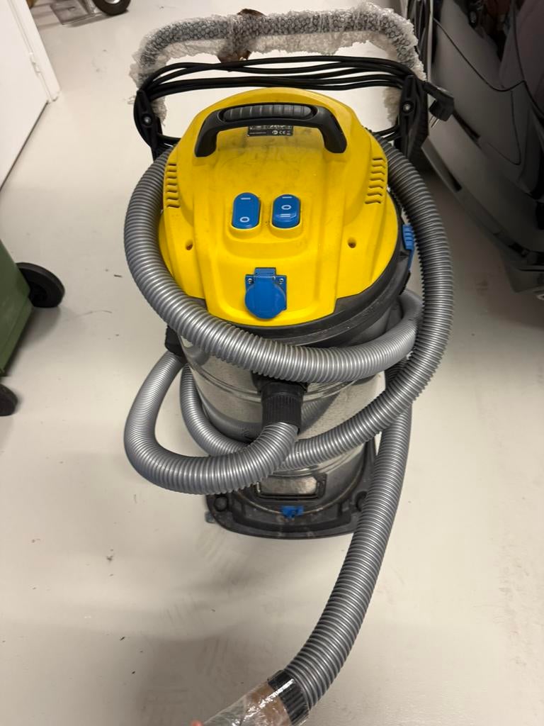 Wet And Dry Vacuum Cleaner Swedic Electric, Doe-het-zelf en Verbouw, Reinigingsmachines, Ophalen, Zo goed als nieuw