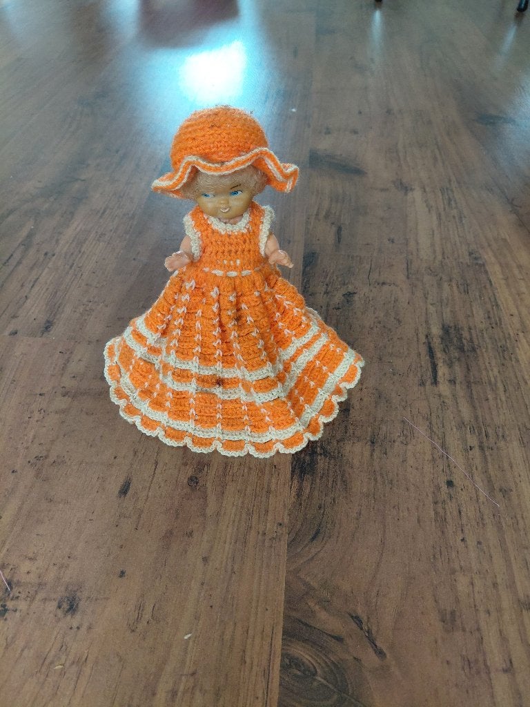 Vintage Popje met Gehaakte Oranje Jurk en Hoedje, Verzamelen, Ophalen of Verzenden, Gebruikt, Pop