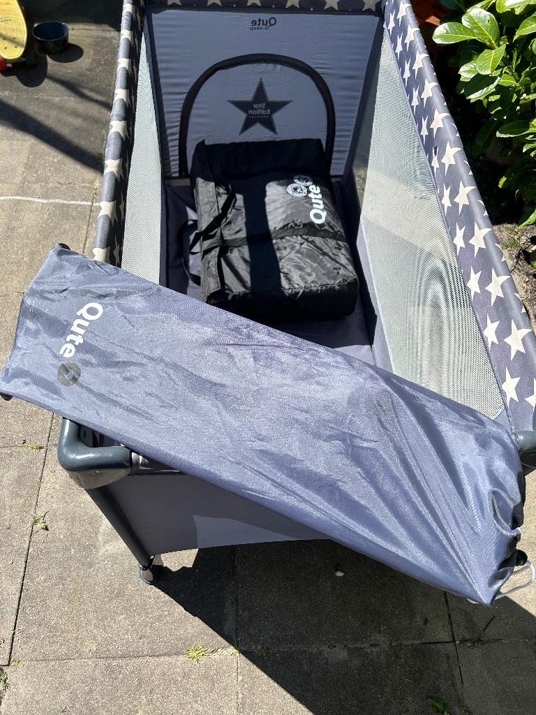 Campingbedje inclusief matras + babyverschoonsetje, Ophalen of Verzenden, Zo goed als nieuw, Reisbedje