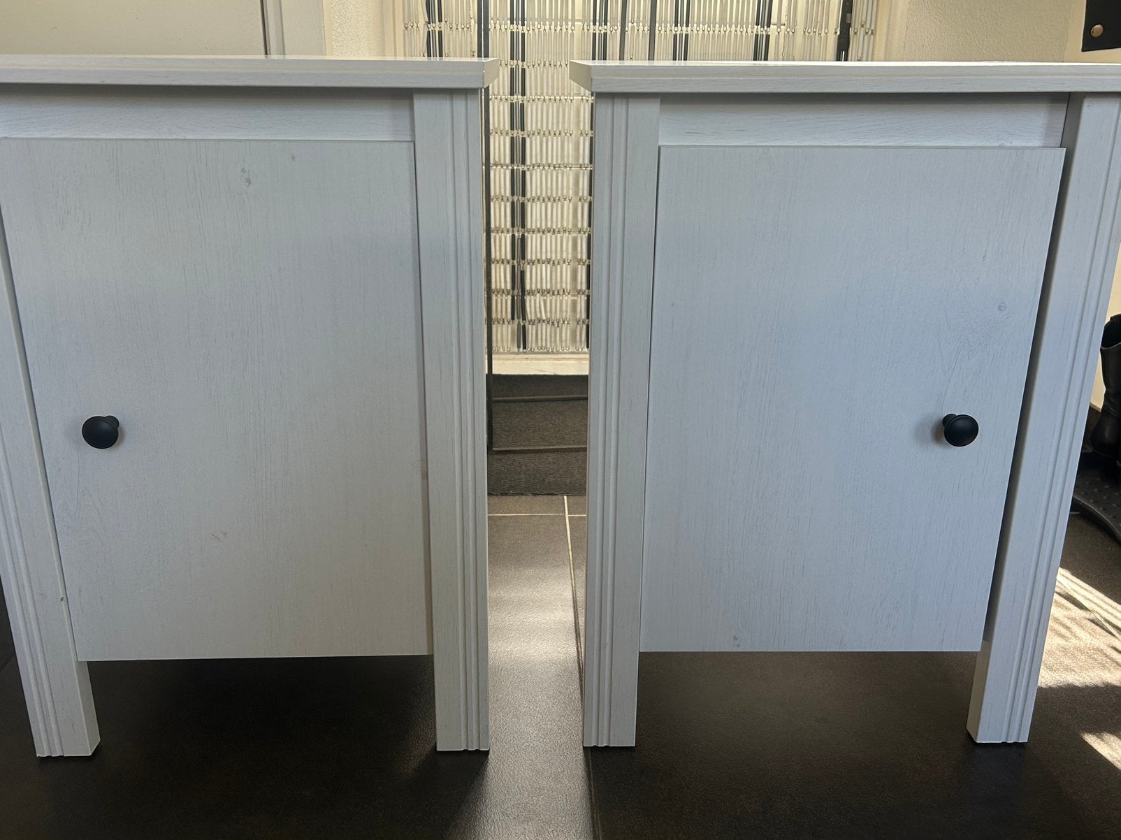 2 witte nachtkastjes, nog in goede staat., Huis en Inrichting, Slaapkamer | Nachtkastjes, Ophalen, Gebruikt, Minder dan 45 cm