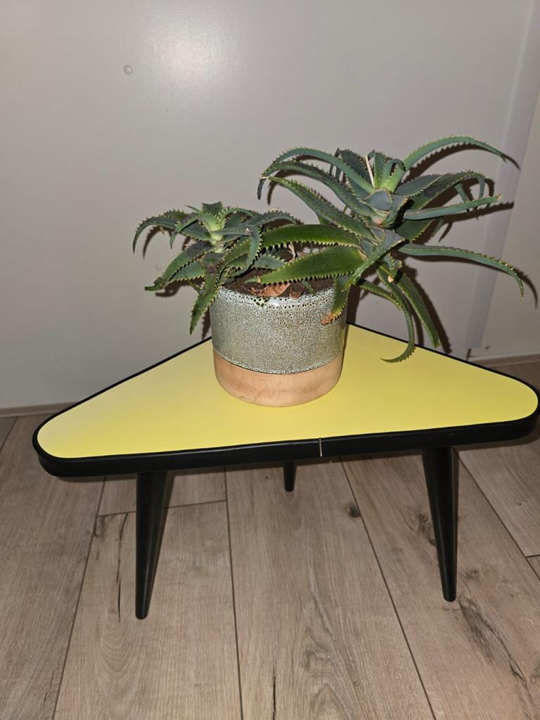 Retro bijzettafel/plantentafel met geel formica blad, Ophalen of Verzenden