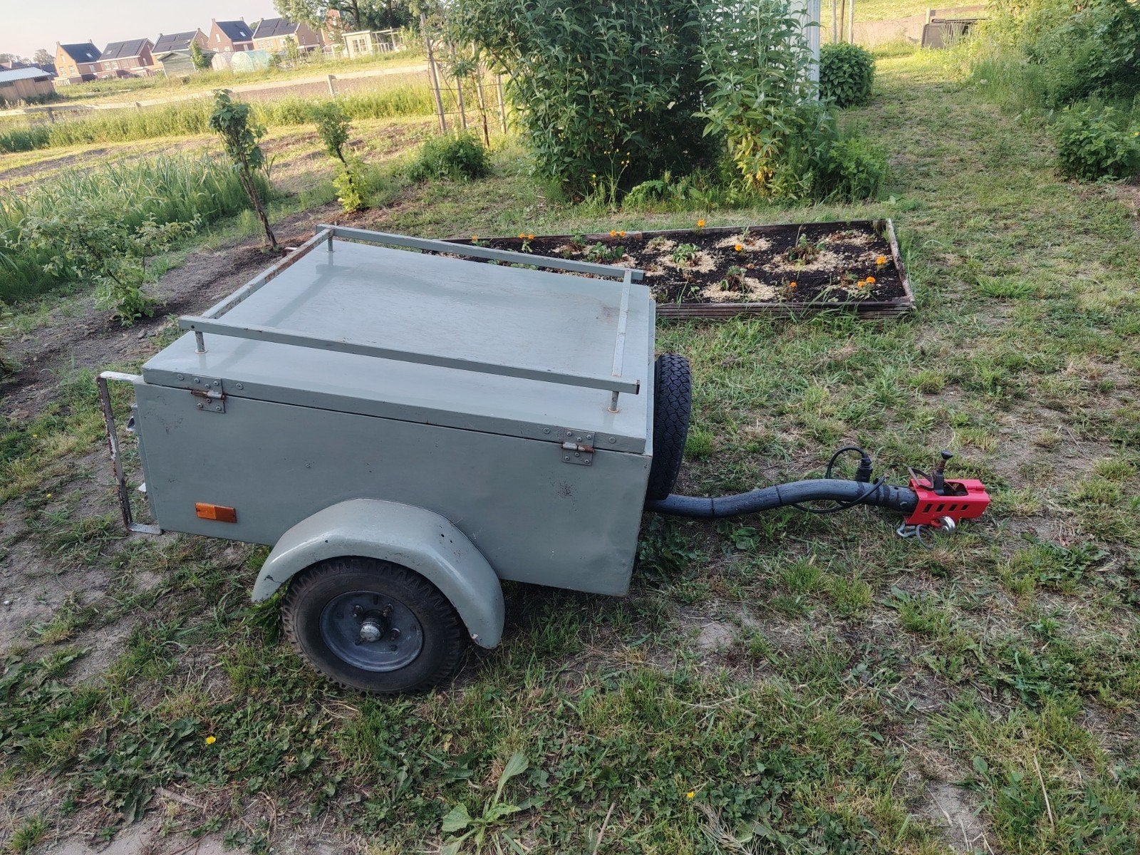 Compacte aanhangwagen met deksel en imperiaal, Ophalen, Gebruikt