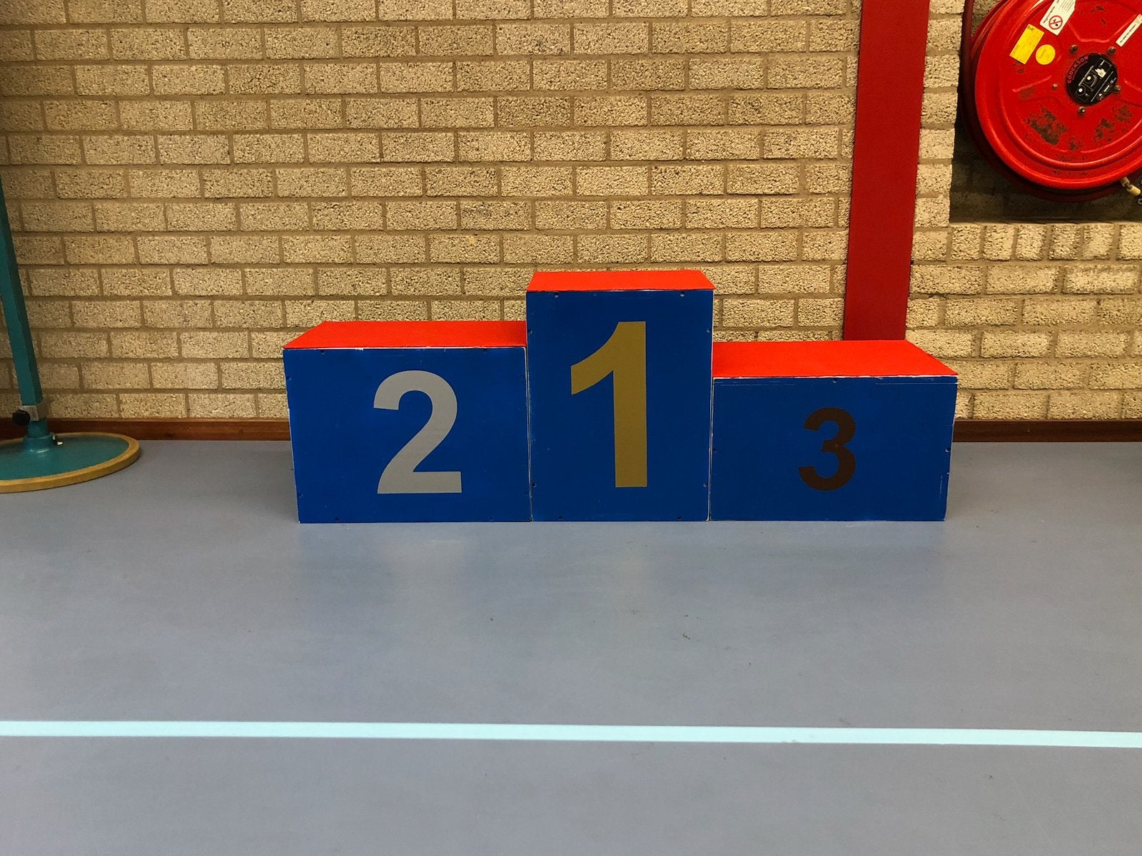 Erepodium te huur, Ophalen, Zo goed als nieuw