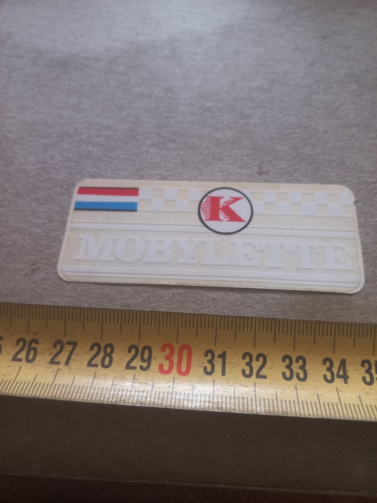 Mobylette K embleem / logo - Vintage bromfiets onderdelen, Ophalen of Verzenden, Gebruikt