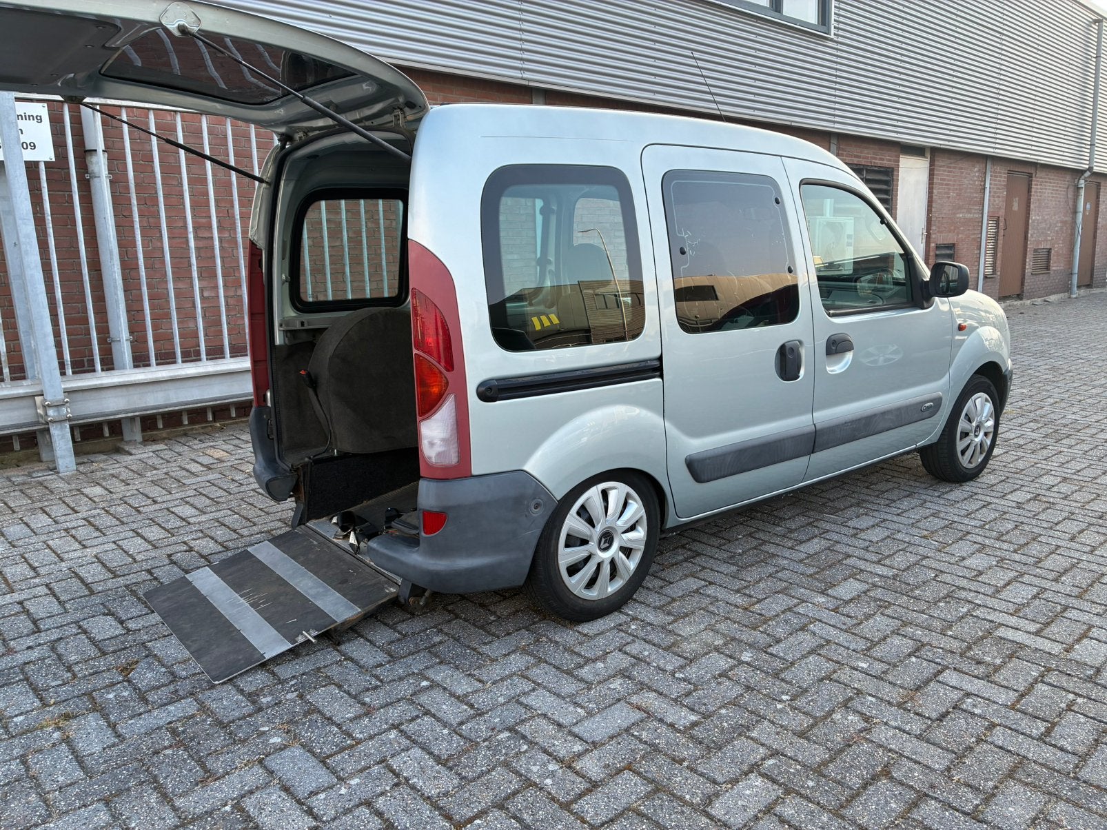 Renault Kangoo 1.2 16V Rolstoelauto, Voorwielaandrijving, Stof, 40 €/maand, 750 kg
