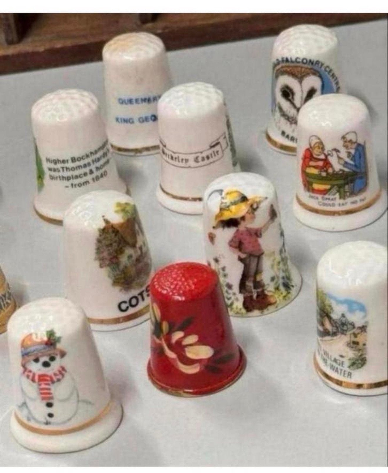 14x vingerhoedjes vinger hoedjes antiek in houten huisje, Reliëf, Ophalen of Verzenden, Zo goed als nieuw, H