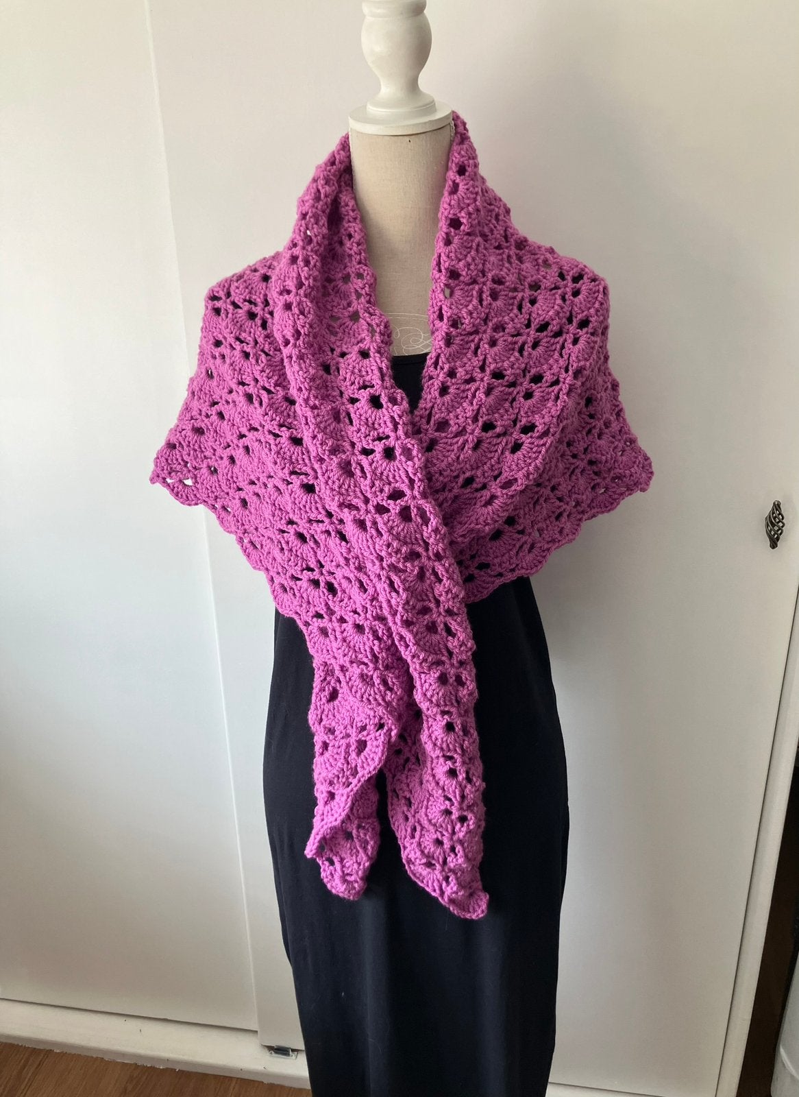 Gehaakte nieuwe omslagdoek, Kleding | Dames, Ophalen of Verzenden, Nieuw, Sjaal