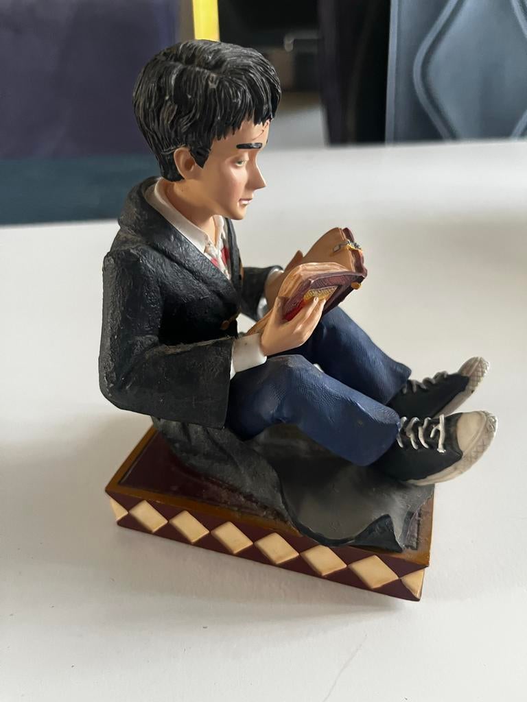 Harry Potter Beeldje - Lezende Harry Potter, Verzamelen, Harry Potter, Gebruikt, Beeldje of Buste, Ophalen of Verzenden