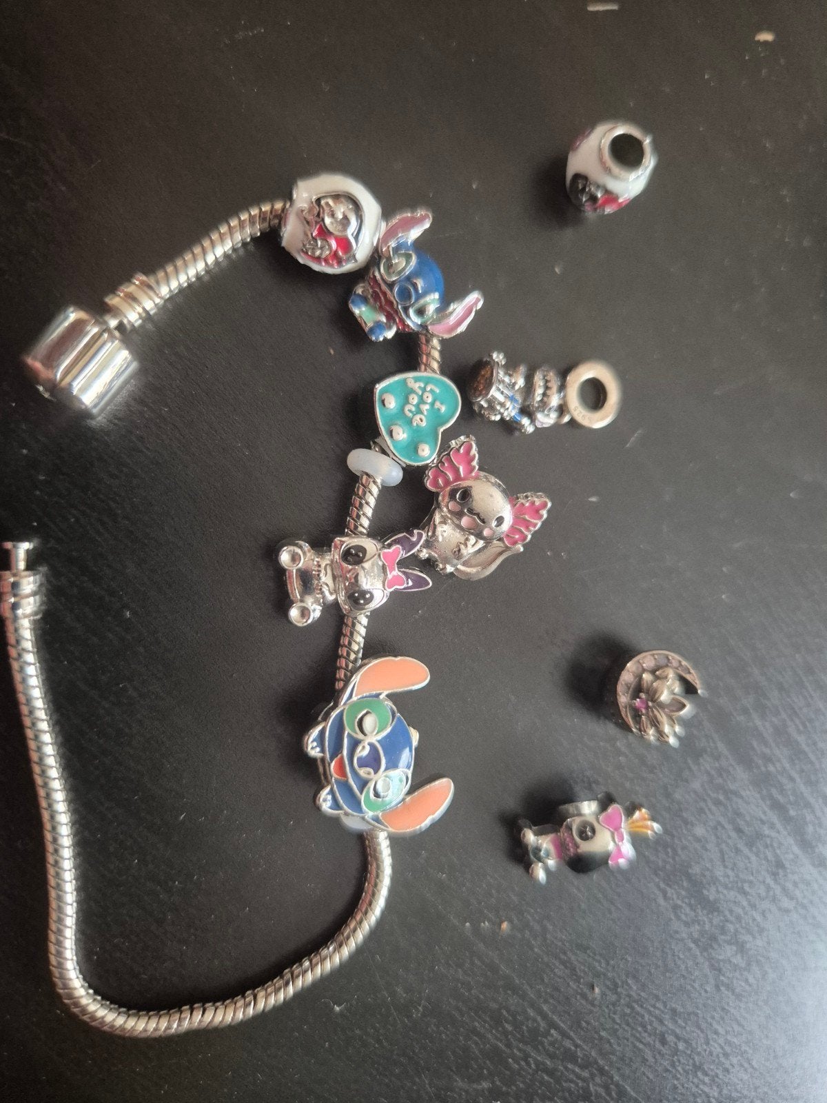 Zilverkleurige bedelarmband met Stitch en Angel bedels, Overige merken, Overige materialen, Nieuw, Ophalen of Verzenden