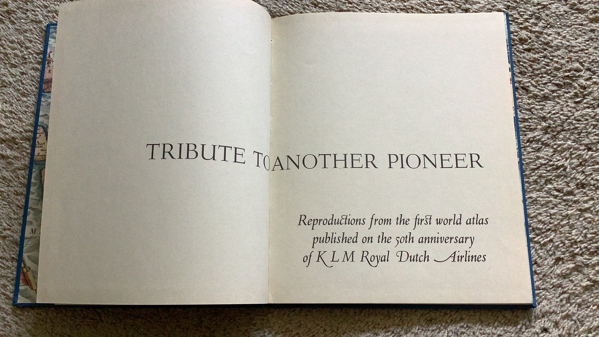 Jubileumboek, 50 jaar KLM. Reproductions first world atlas, Boeken, Ophalen of Verzenden, Zo goed als nieuw, Vliegtuig