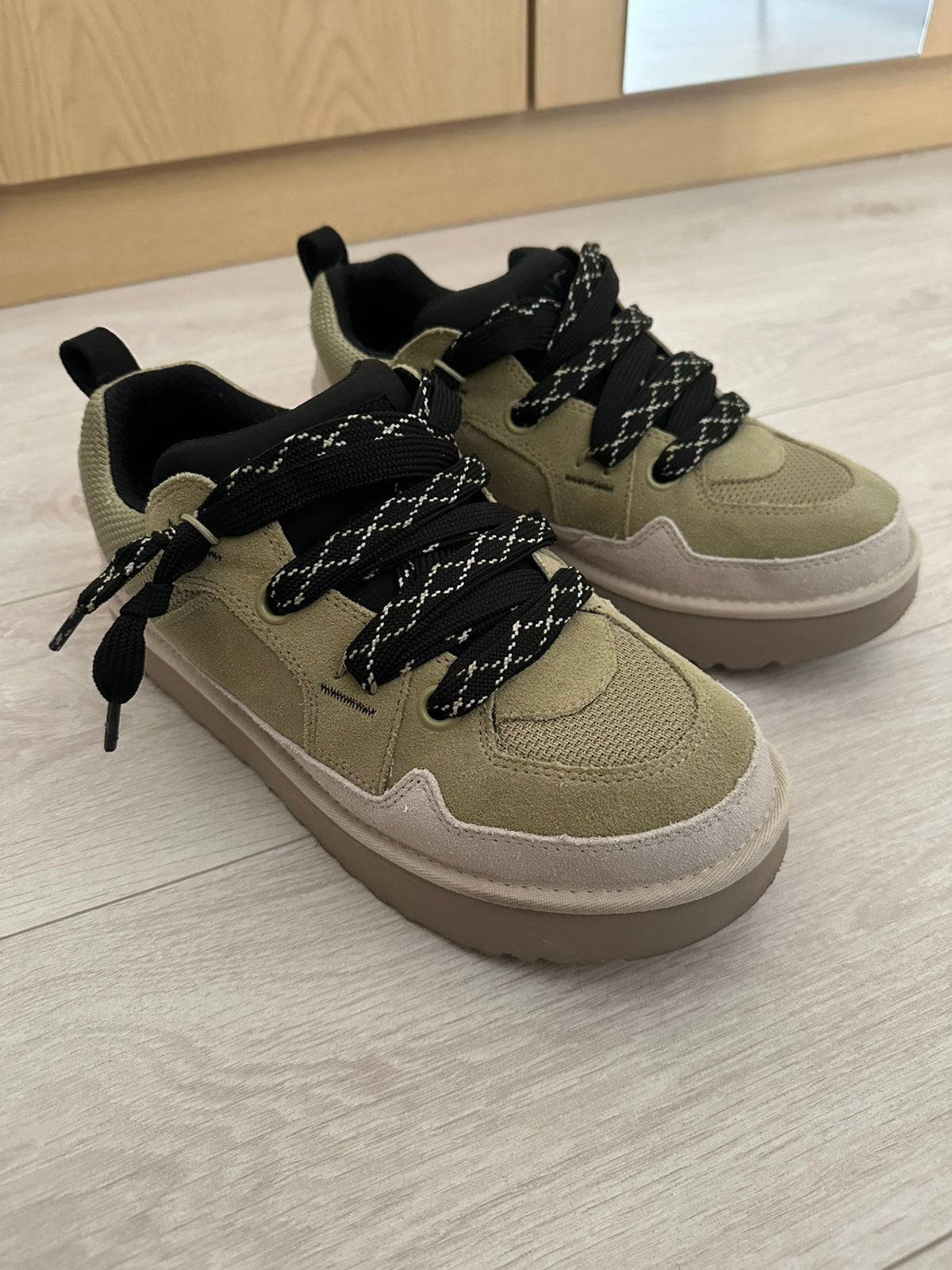 UGG Lo Lowmel sneakers Mt 44 als NIEUW, Nu voor 65 euro, Overige kleuren, Ophalen of Verzenden, Sneakers of Gympen, Zo goed als nieuw
