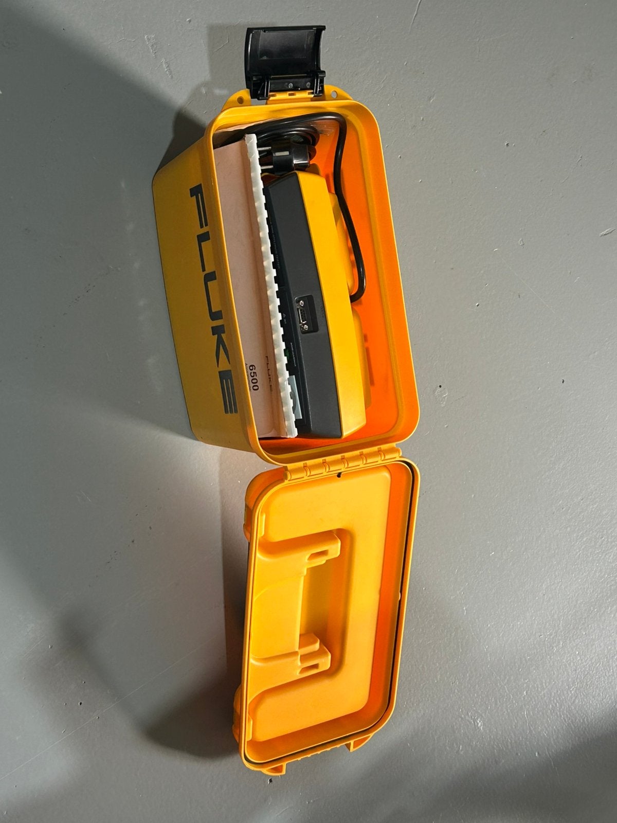 Fluke 6500 PAT Tester /Apparatentester NEN 3140 incl. koffer, Ophalen of Verzenden, Zo goed als nieuw, Multimeter