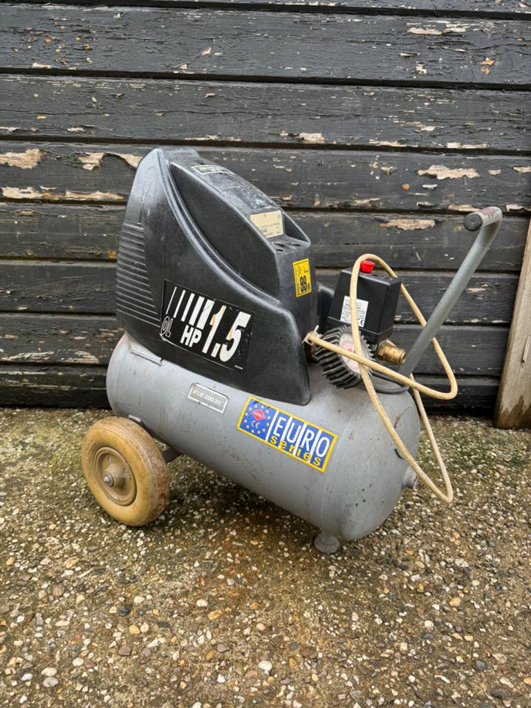 Compressor 1.5 PK 220/240V - Bouwt nog lucht op, Doe-het-zelf en Verbouw, Compressors, Ophalen, Gebruikt, 6 tot 10 bar, Minder dan 200 liter/min