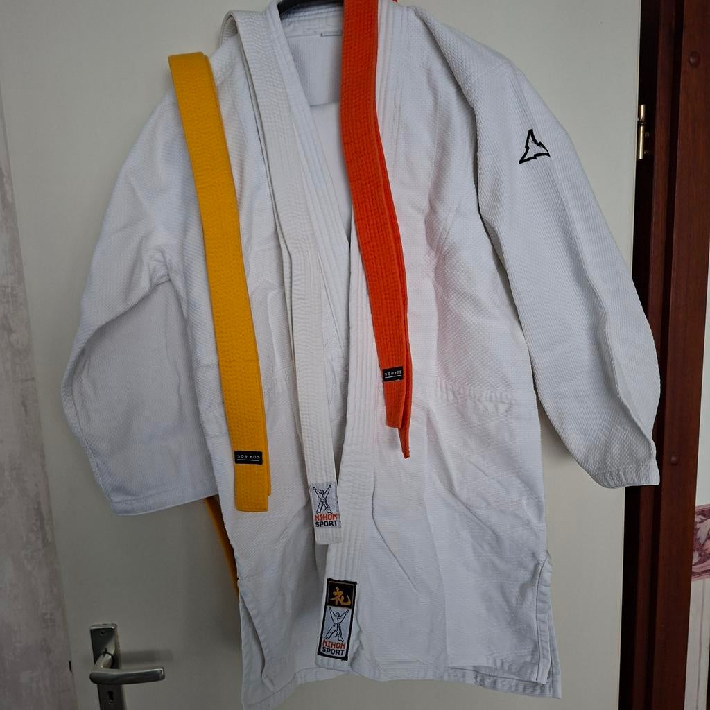 Judo/Jiu-Jitsu Pak Nihon Sport met 3 banden, Gebruikt, Judo, Vechtsportpak, Ophalen of Verzenden