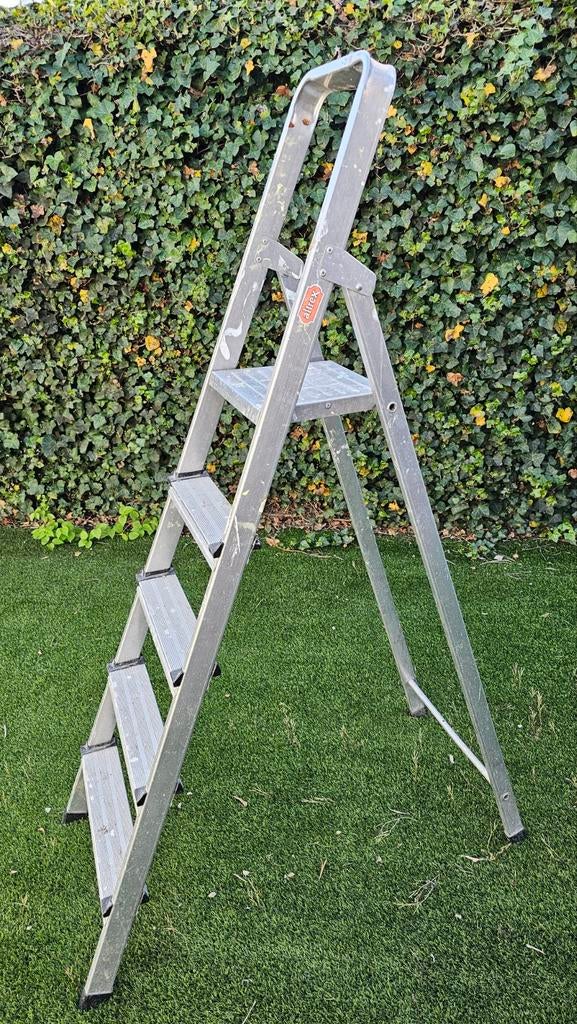Hoge Altrex huishoudtrap 4 treden en staplateau aluminium, Doe-het-zelf en Verbouw, Ladders en Trappen, Ophalen, Gebruikt, Trap