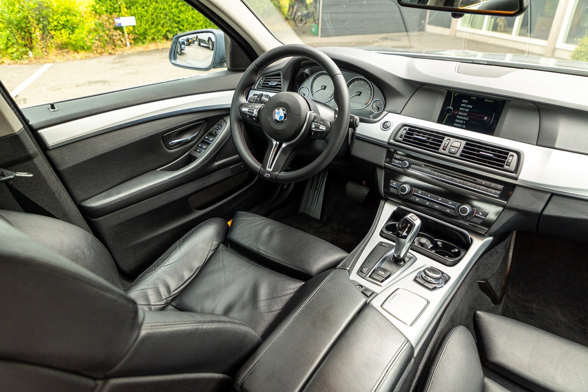 BMW 5-serie 528i M Sport I Comfortstoelen I Memory I Climate, Auto's, Achterwielaandrijving, Gebruikt, Zwart, 2000 kg