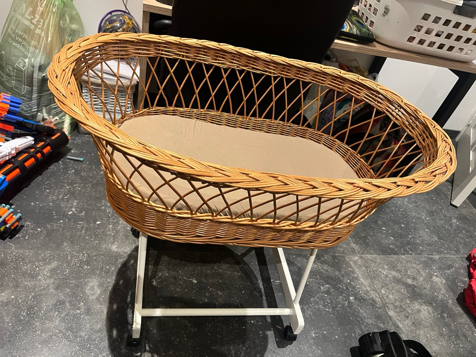 Rotan baby wieg op wieltjes, Kinderen en Baby's, Babywiegjes en Ledikanten, Ophalen, Zo goed als nieuw, Wieg