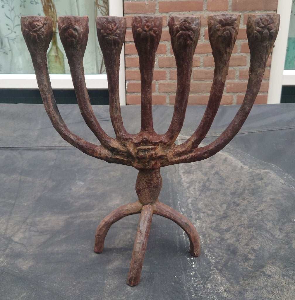19de eeuw Joodse Brutalist gietijzeren Menorah kandelaar, Antiek en Kunst, Antiek | Kandelaars, Ophalen of Verzenden, Overige materialen