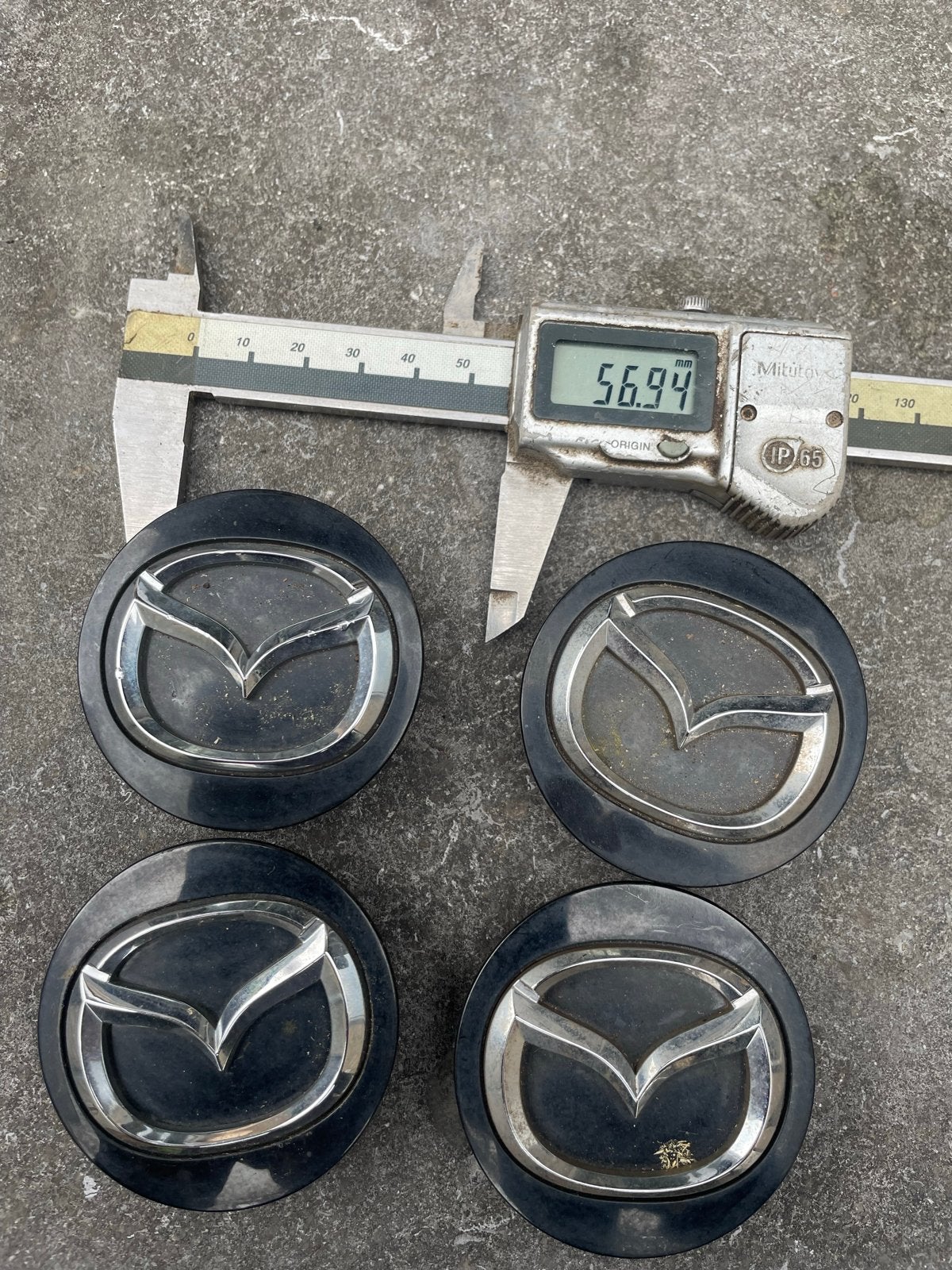 Originele zwarte Mazda naafdoppen 57mm (set van 4), Ophalen of Verzenden, Gebruikt
