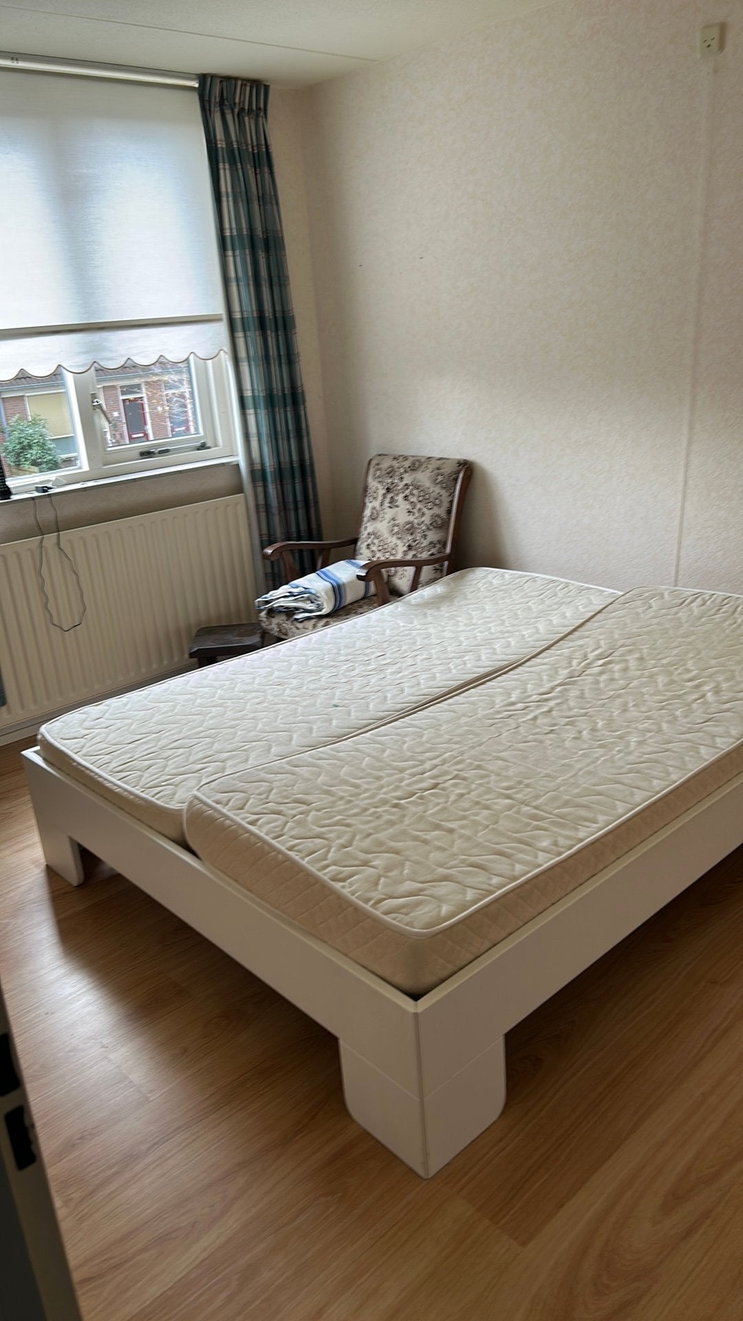 Gratis 2 persoons bed met 2 matrassen en 2 lattenbodems, Ophalen, Zo goed als nieuw, Tweepersoons, 160 cm