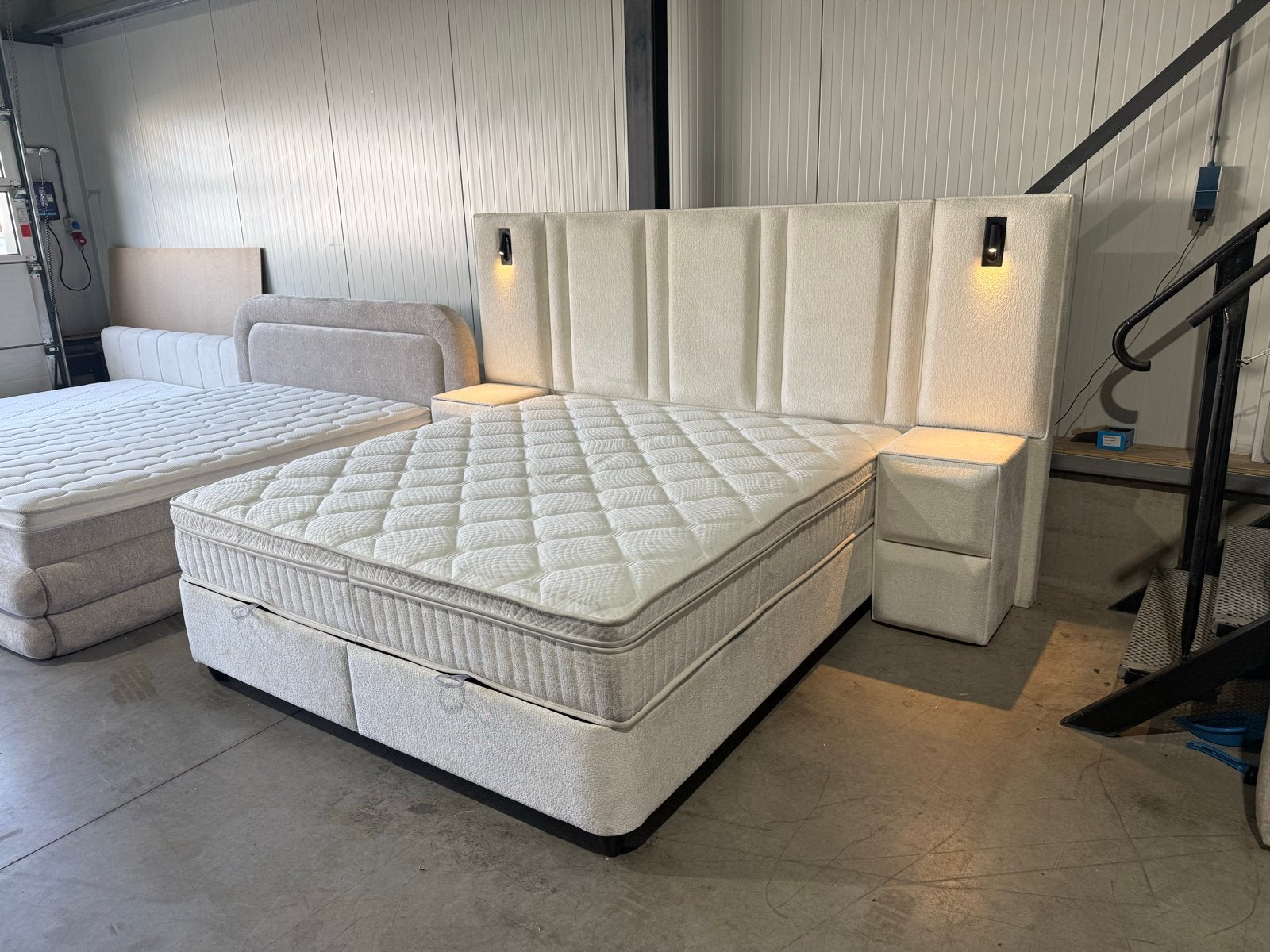 Luxe Boxspring 180x200 met opbergruimte, nachtkastjes en mat, Ophalen, 180 cm, Stof, Nieuw