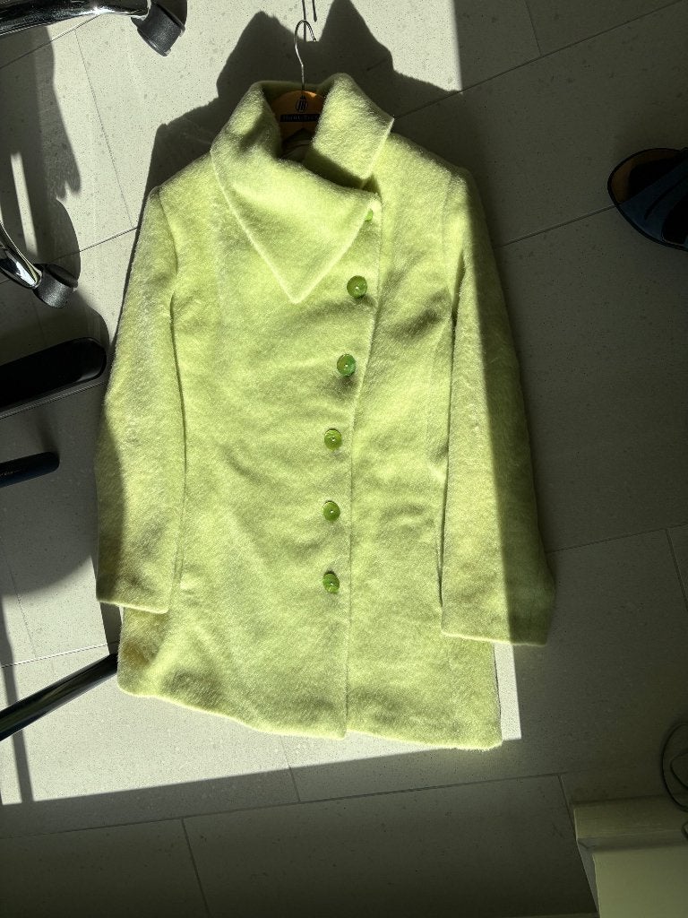 Lichtgroene wollen jas met knopen, Maat 38/40 (M), Handmade, Verzenden, Zo goed als nieuw