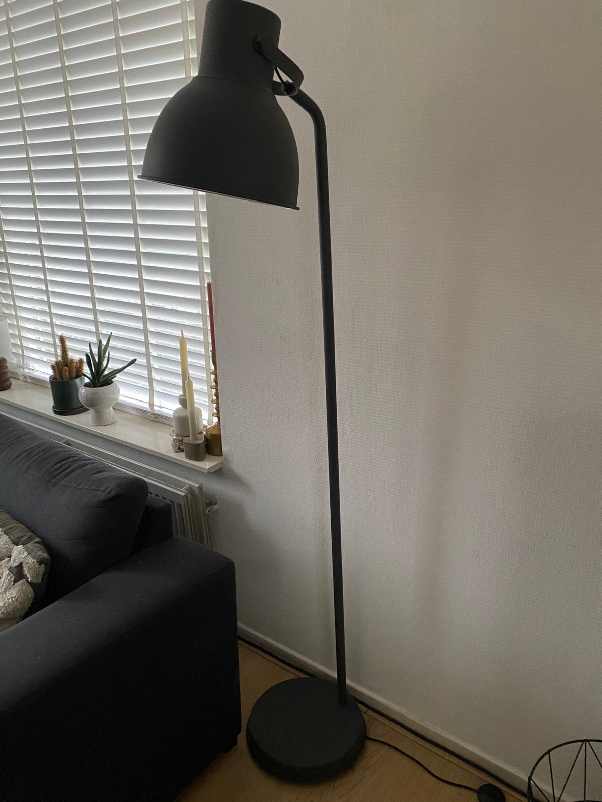 Ikea hektar vloerlamp - staande lamp industrieel, Huis en Inrichting, Lampen | Vloerlampen, Ophalen, Zo goed als nieuw, Metaal